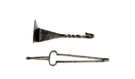 Due attrezzi da camino in ferro-ENTwo iron fireplace tools