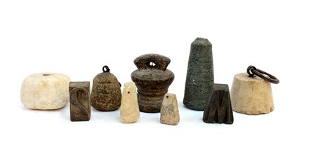 Lotto composto da nove pesi in pietra e ferro-ENNine iron/stone weights