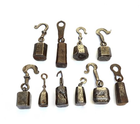 Lotto composto da dieci pesi in ferro-ENTen iron weights