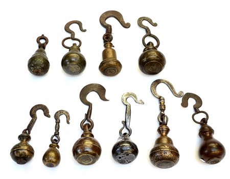 Lotto composto da dieci pesi in metallo-ENTen metal weights