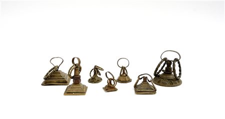 Serie di sette pesi asiatici in ottone-ENSeven asiatic brass weights