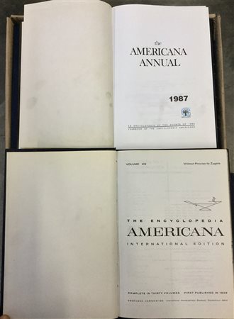 Lotto composto da svariati volumi della "Encyclopedia Americana" rilegata in...