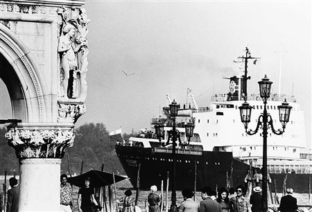Gianni Berengo Gardin (1930) Venezia e le grandi navi, anni 1970 Stampa...