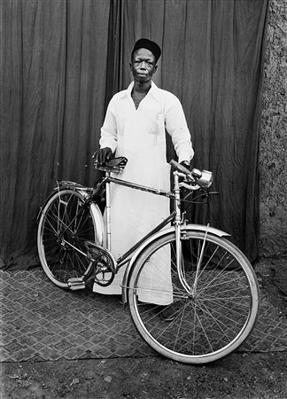 Seydou Keita (1921 - 2001) Senza titolo (Uomo in bicicletta), anni 1950...