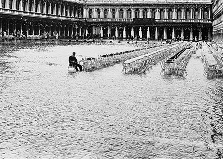 Fulvio Roiter (1926 - 2016) Senza titolo (Acqua alta in Piazza San Marco,...
