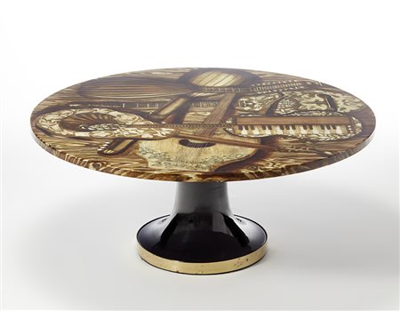 Piero Fornasetti (Milano 1913 - Milano 1988)Tavolo basso con piano circolare...