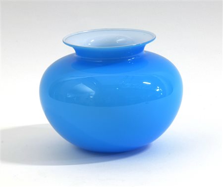 VEART Vaso in vetro incamiciato celeste. Murano, anni '70. Firmato a punta...