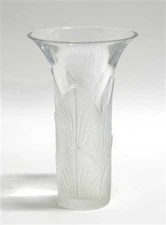 Lalique Vaso a bocca svasata in vetro trasparente con motivo a foglie a...