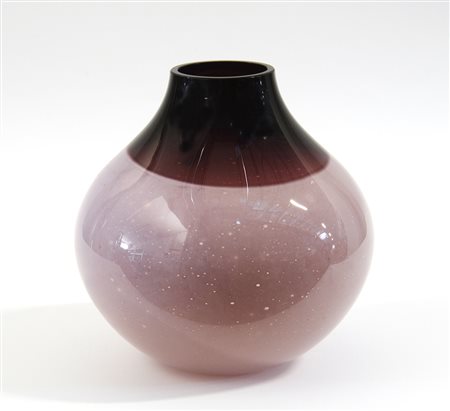 Alfredo Barbini (Murano 1912 - Murano 2007)Vaso in vetro soffiato ametista...