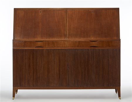 Credenza scrittoio a due ante, due cassetti e due ribalte. Esecuzione...