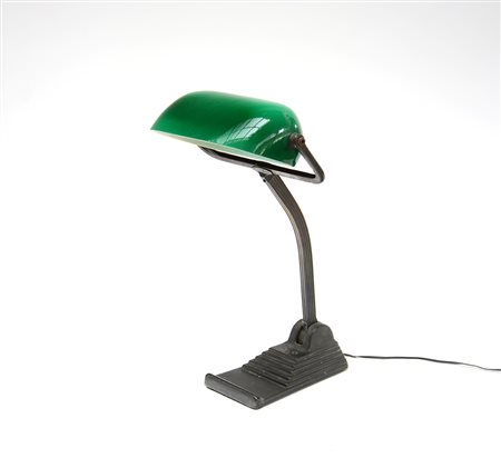 Lampada da tavolo Art Déco in fusione metallica e vetro incamiciato verde....