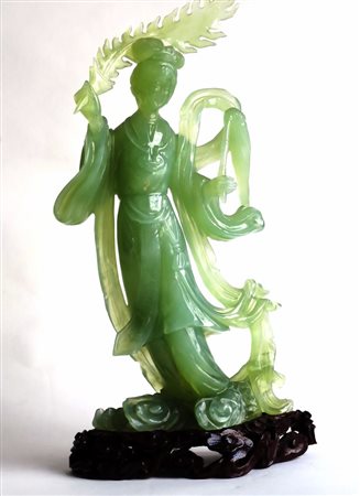 GUAYNIIN Guanyin in giada verde H: cm 26 Cina