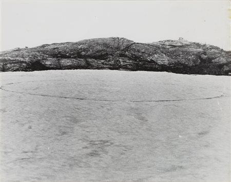 GEOFFREY HENDRICKS (1931)The circle, 1974Fotografia in bianco e nerocm...