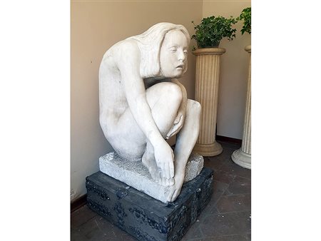 Vittorio Gagliano (1925-2012) Figura femminile accoccolata 117x65x49 cm Marmo