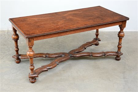 Tavolino da salotto con gambe tornite riunite da traverse sagomate, secolo...