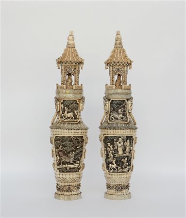 Coppia di grandi vasi con coperchio a pagoda lastronata in osso decorato ad...
