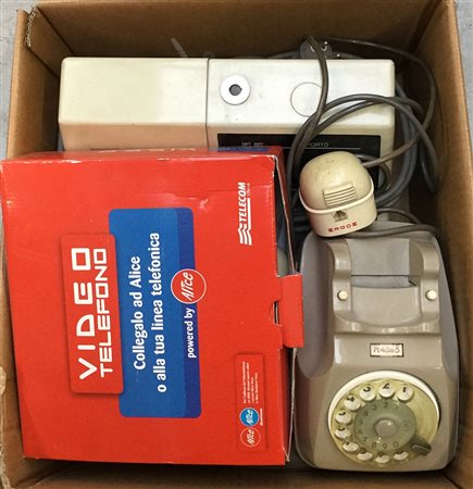 Cartone contenente un registratore di cassa, un telefono a rotella e un video...