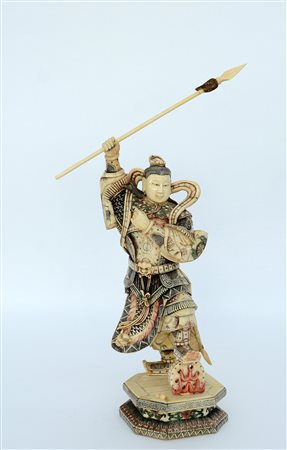 Guerriero con lancia lastronata in osso decorato (difetti e restauri) Cina,...