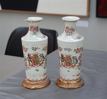 Manifattura di Samson, coppia di vasetti in porcellana decorati con dorature,...