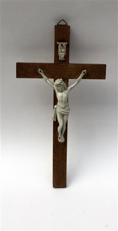 Cristo crocifisso, statuetta in biscuit su croce in legno (cm 18)