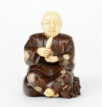 Okimono in legno e avorio raffigurante personaggio seduto (difetti) Giappone,...