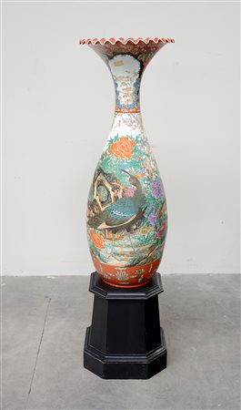 Grande vaso in porcellana policroma decorato con pavoni tra fiori e rocce...