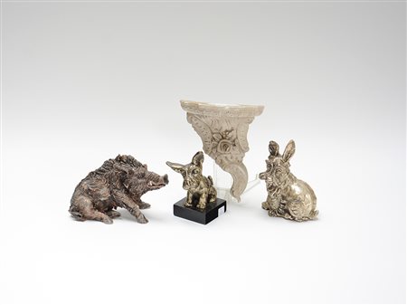 Lotto composto da tre sculturine raffiguranti animali (h mx cm 17) e una...