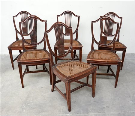 Gruppo di sei antiche sedie in noce con profili unghiati, gambe anteriori...