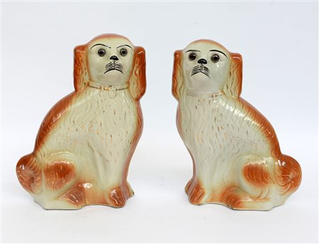 Manifattura di inizio secolo XX, coppia di cani in ceramica policroma con...
