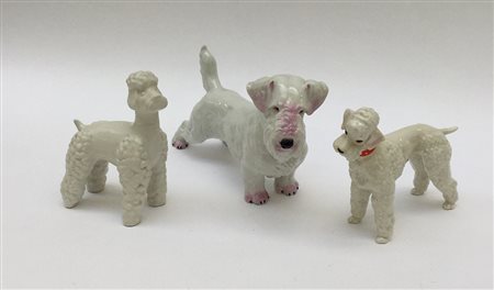 Lotto composto da tre cani in ceramica , tra cui uno scottish terrier firmato...