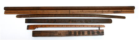 Lotto composto da sei misure e metri in legno -EN Six wooden measures