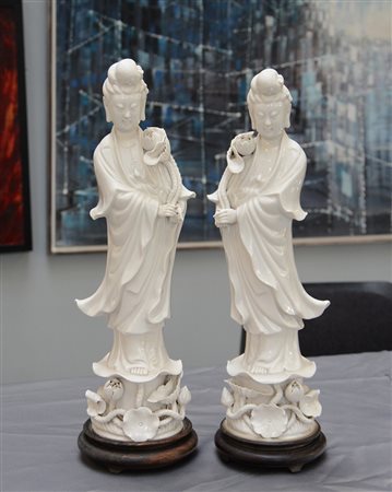 Due Guanyin in porcellana Blanc-de-Chine, basi in legno (difetti) Cina sec....