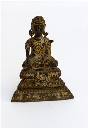 Buddha in bronzo con tracce di doratura (difetti) Maifattura birmana (h. 16,5...