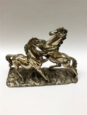 Scultura raffigurante lotta tra due cavalli in resina argentata (h cm 35)