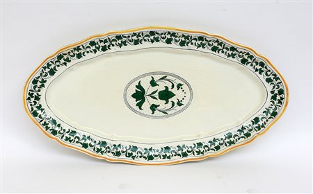 Grande vassoio ovale mistilineo in terraglia con decorazione in verde con...