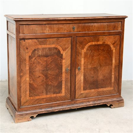 Credenza a due ante lastronate in radica intarsiate con filettatura...