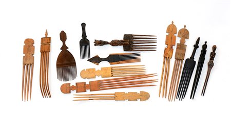 Lotto composto da quattordici pettini in legno -EN Fourteen wooden combs