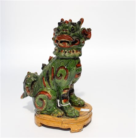 Leone in ceramica a smalti policromi. Cina, sec. XX(h. 27 cm.)(difetti)