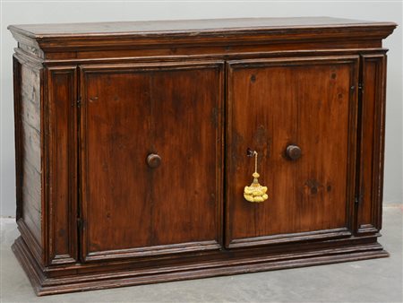 Credenza a due ante in legno dolce, decorata con sagomette in rilievo. Sec....