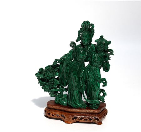 Gruppo in malachite raffigurante dame dalle lunghe vesti tra rami in fiore,...