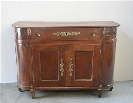 Credenza con angoli arrotondati a tre cassetti e due sportelli decorata con...