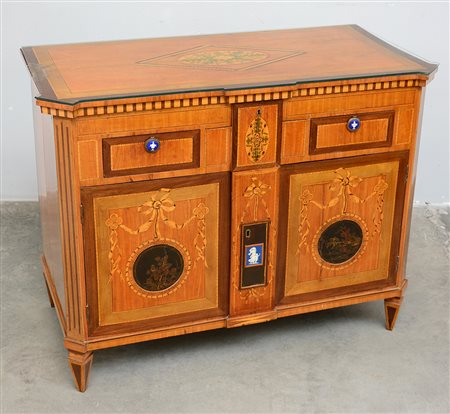 Credenza lastronata in satinwood e filettata in legno chiaro a motivi...