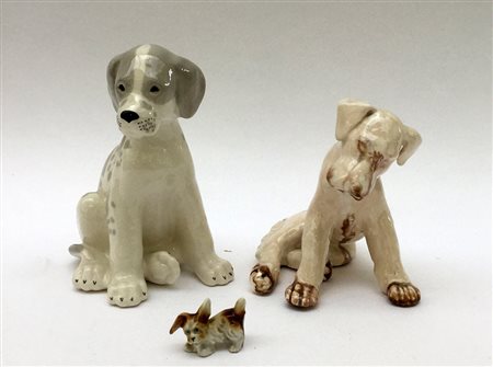 Lotto composto da tre cani in ceramica policroma. Manifatture diverse