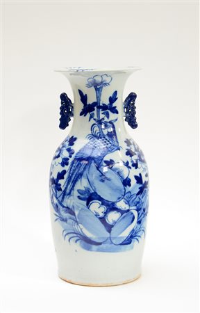 Vaso in porcellana bianca e blu con uccelli e fiori Cina, sec XX (h. 42 cm.)...