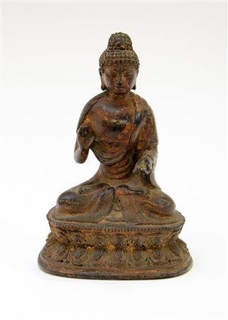 Buddha in bronzo con tracce di lacca e doratura su base a doppio loto (lievi...