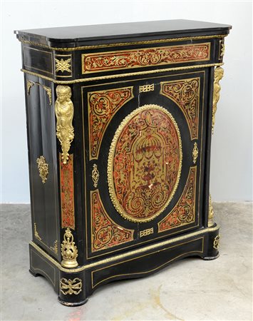 Credenza Boulle ad un'anta in legno ebanizzato, decorata con fregi in bronzo...