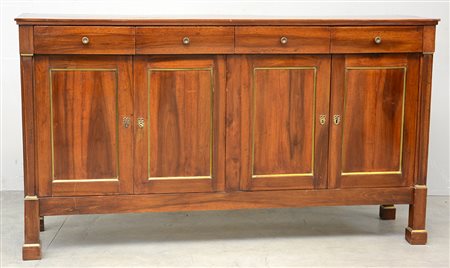 Credenza a quattro cassetti e quattro battenti con pannelli decorati da...