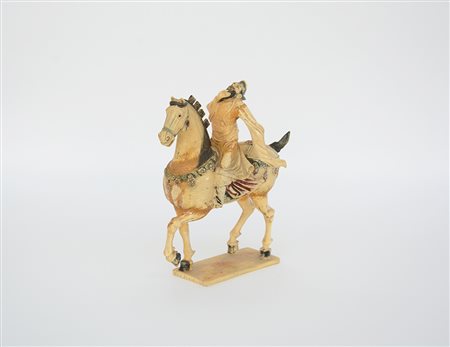 Figura equestrein avorio (difetti e restauri) Cina, sec. XX (h. 29 cm.) -EN .