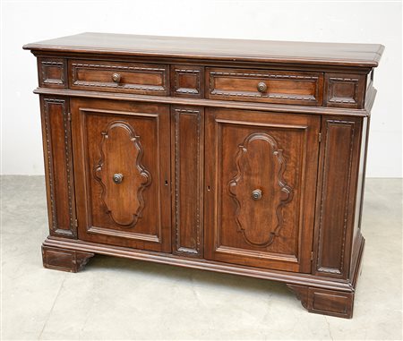 Credenza in legno dolce a tinta scura con due cassetti riquadrati e due...