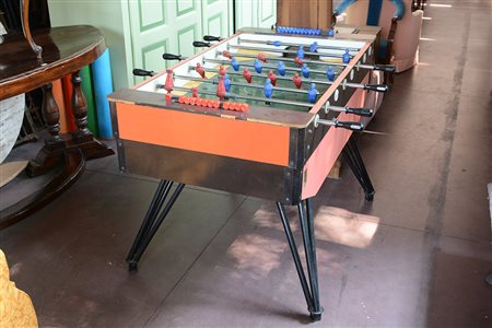 Calcio Balilla con rivestimento in formica di differenti colori e piedi in...